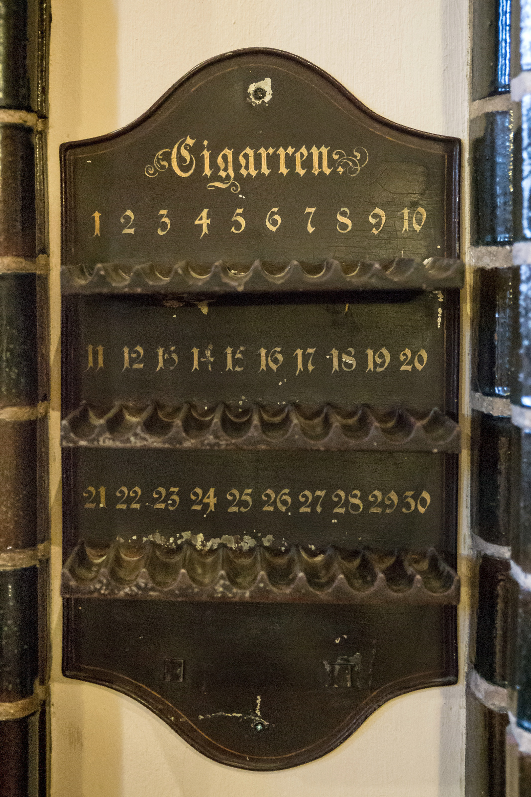 Innenansicht des Rathauses - Zigarrenregal der früheren Ratsherren